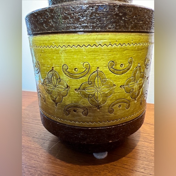 Bitossi (Italy) 'Carta Florentina' in Mustard Yellow, 8.5" Vase - Picture 2 of 8